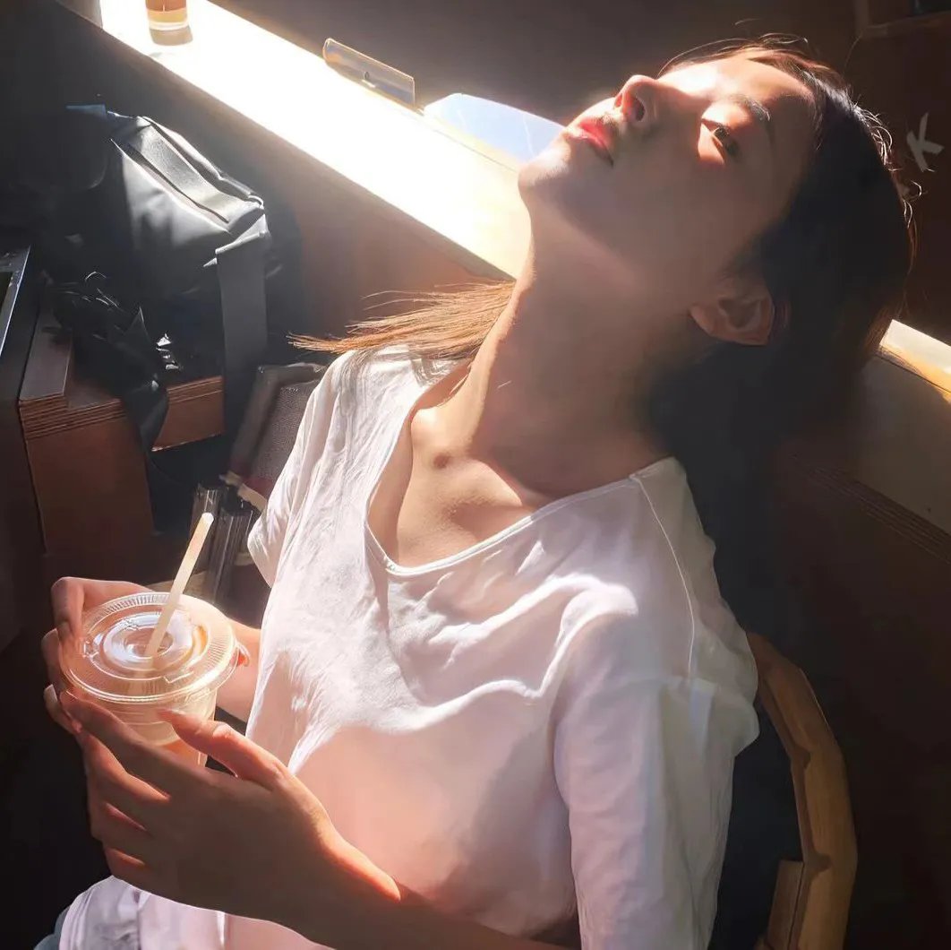 白色,红色与... 封面